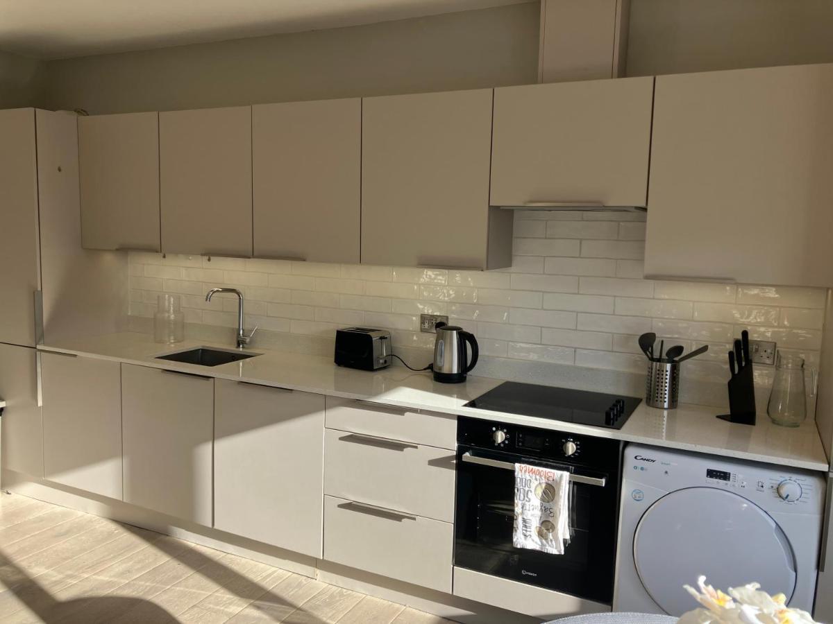 Apartamento Splendid 2 Bed Flat With Private Terrace In Wimbledon - 2 The Queens Londres Exterior foto